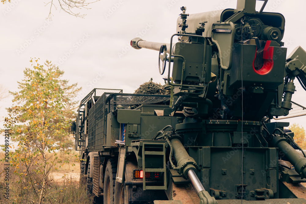 Naklejka premium self-propelled artillery mount in the forest on position.