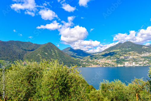 Foto Blick von Monte isola über den Iseosee auf die lombardischen Berge hinter grünen