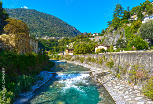 Tableau sur toile Idyllischer Blick auf den Wildbach Mallero im Stadtzentrum von Sondrio, Italien