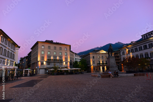 Fotografia Piazza Garibaldi in Sondrio bei der Abenddämmerung mit dem Garibaldi-Denkmal, It