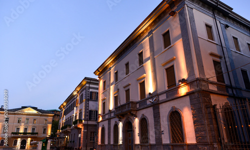 Canvastavla Abendliche Piazza Garibaldi in Sondrio mit beleuchteten historischen Gebäuden, I