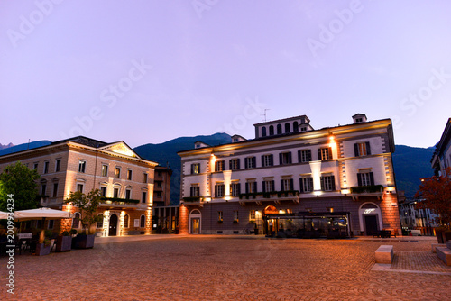 Foto Abendliche Piazza Garibaldi in Sondrio mit beleuchteten historischen Gebäuden, I