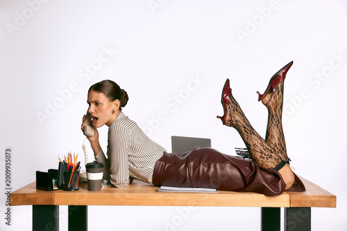Foto Stylish young woman engaging in office activities with a confident flair