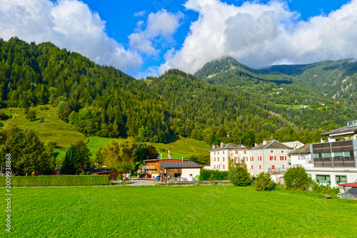 Fotografi Idyllischer Weiler Annunziata bei Poschiavo in Graubünden unter blauem Himmel (S
