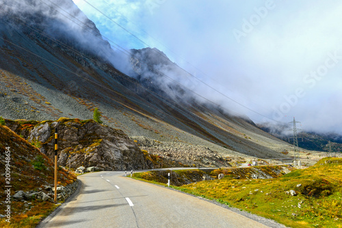 Blick entlang der Albulapassstraße bei der Passhöhe in den Schweizer Alpen mit Nebelschwaden