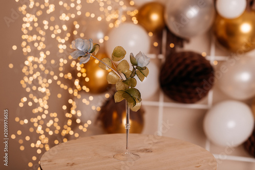 Foto Artificial flower in glass vase with fairy lights