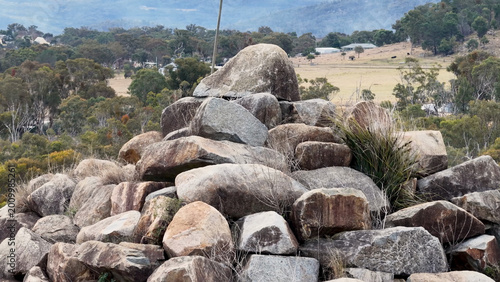 Foto Large Granite Rock Pyramid Structure in Rural Ballandean Australian Landscape