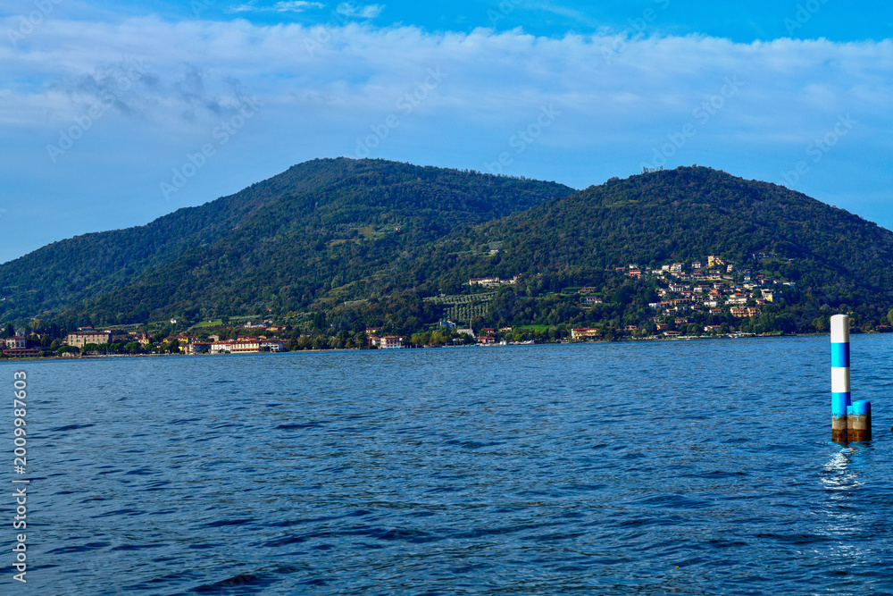 Fototapeta premium Blick von Predore über den Iseosee auf das gegenüberliegende Ufer bei Clusane d’Iseo, Italien 