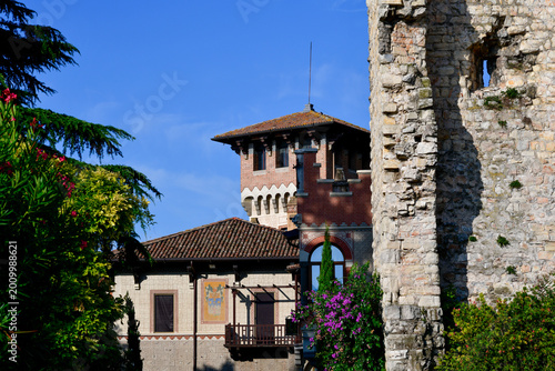 Obraz na płótnie Der halbierte Turm Torre Foresti und die neogotische Architektur der Villa Lanza