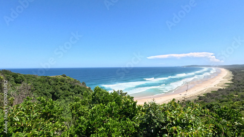 Φωτογραφία Scenic Coastal Landscape of Byron Bay Beach and Lush Green Forest