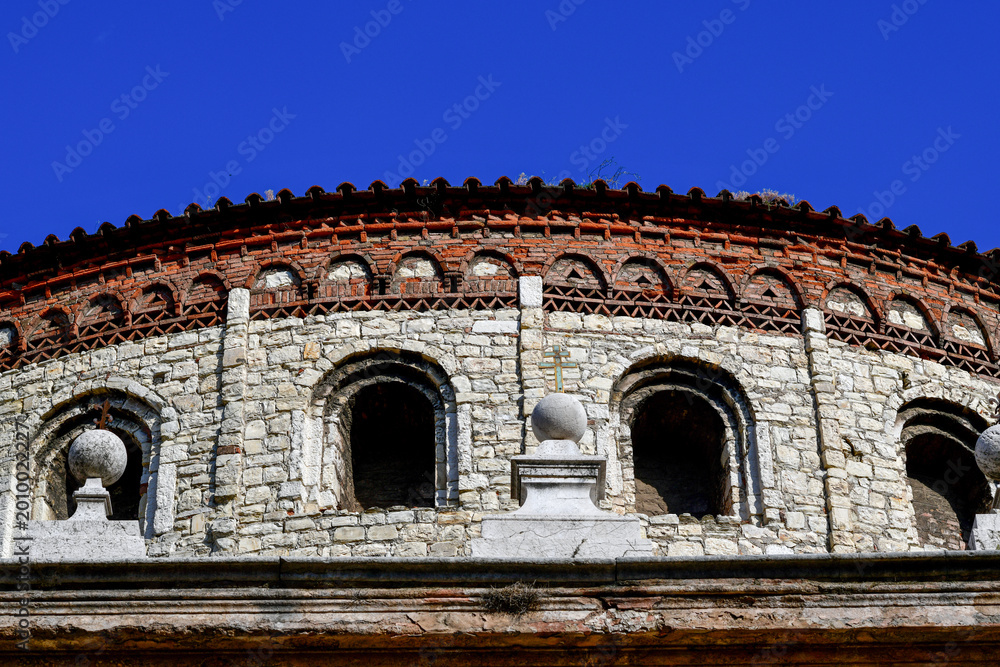 Obraz premium Die romanische Rotunde und das Ziegelmauerwerk des Alten Doms (Duomo Vecchio) in Brescia, Italien