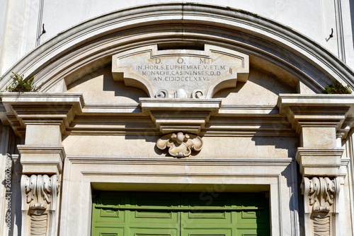 Billede på lærred Klassizistisches Hauptportal und Dreiecksgiebel der Kirchenfassade von Sant'Afra