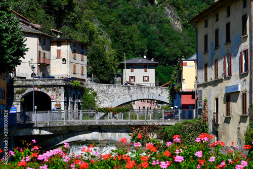 Photos Idyllischer Blick auf den Fluss Oglio in Edolo, Italien