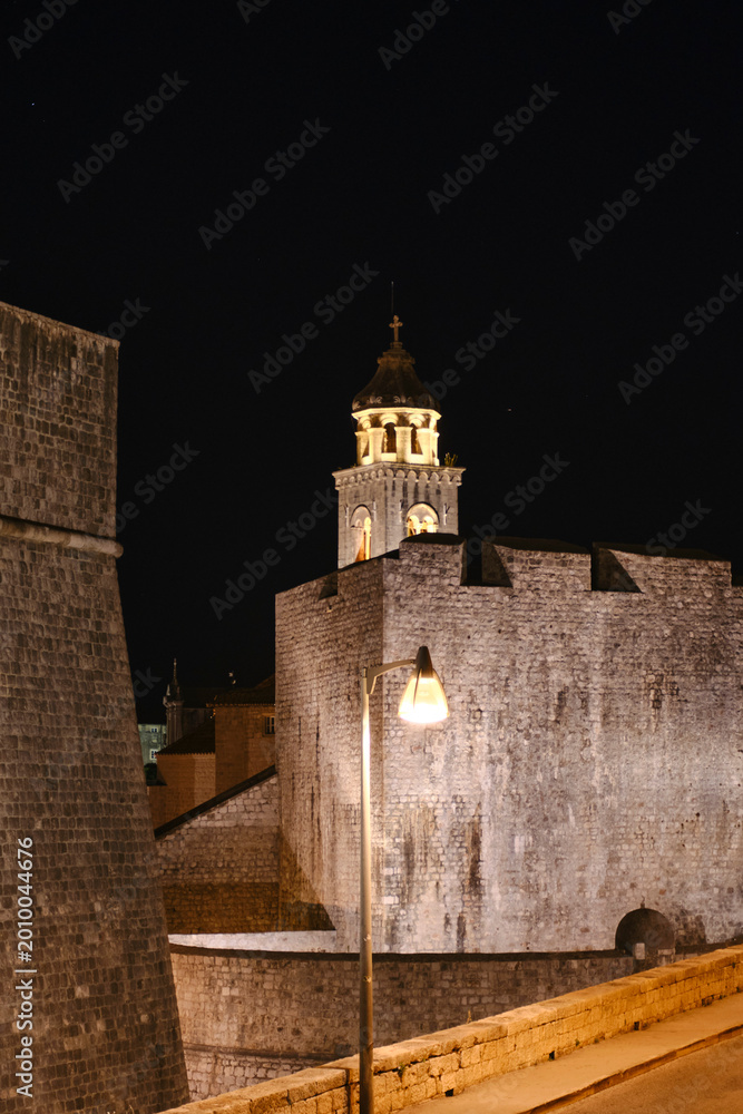 Obraz premium Bell tower and city walls in Dubrovnik old town at night