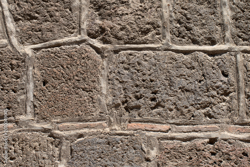 Foto The stone wall resembles Opus Reticulatum, a Roman technique using pyramidal stones set in mortar to create a net-like, diagonal or grid pattern
