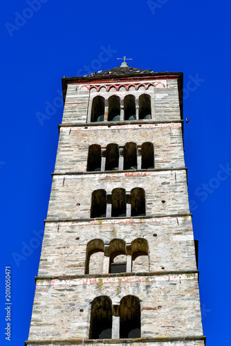 Der imposante romanische Glockenturm der Stiftskirche San Vittore Mauro in Poschiavo, Graubünden