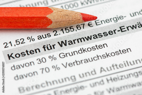 Ein Rotstift liegt auf einer Nebenkostenabrechnung für eine Mietwohnung mit Berechnung des persönlichen Verbrauchs und einer Nachzahlung - Symbolbild