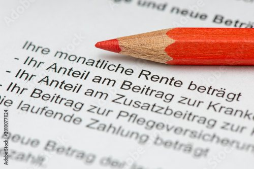 Ein Rotstift liegt auf dem Rentenbescheid der gesetzlichen Rentenversicherung - Symbolbild