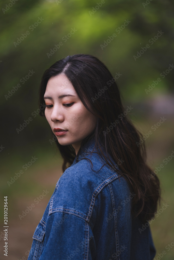 Fototapeta premium 自然の中にいる女性