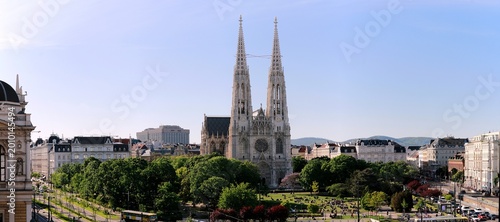 Votivkirche, Wien Rooseveltplatz, Sigmund Freud Park mit Touristen, 16:9 im Sommer