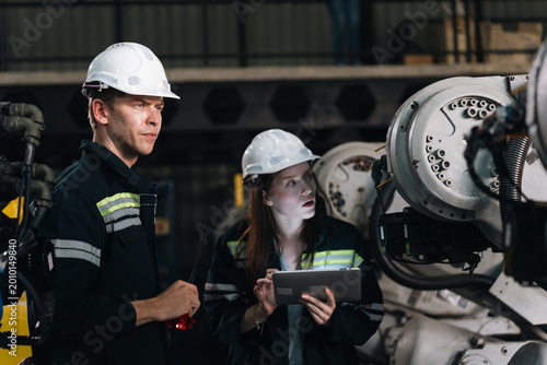 Foto Repair specialist inspects machinery in factory ensuring industry standards are