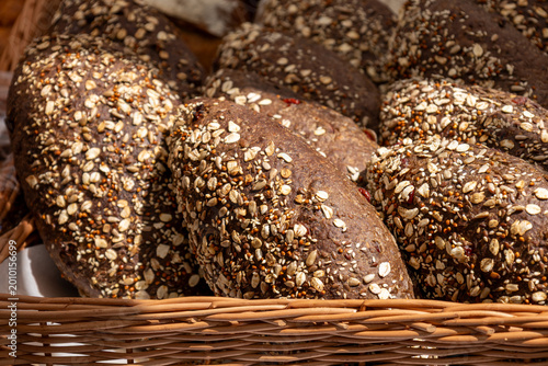 Tableau sur toile multigrain bread with seeds in bakery basket