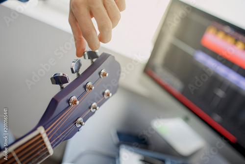 Fotografi Tunes The Guitar