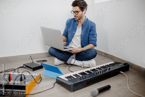 Billede på lærred Man produce electronic soundtrack or track in project at home