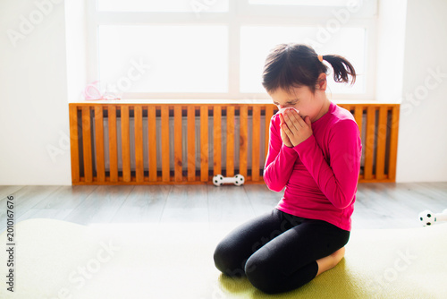 Foto Little girl with handkerchief and runny nose