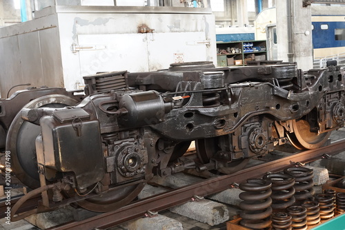 Fotografija Heavy duty railway bogie with suspension and wheels
