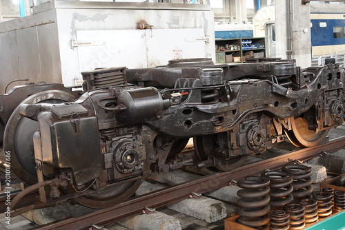 Foto Heavy duty railway bogie with suspension and wheels