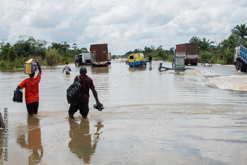 Tableau sur toile flood along the Delta Bayelsa road south-south Nigeria, West Africa