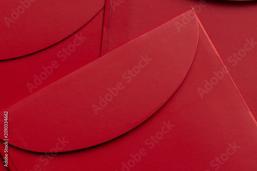 Foto Top view of red paper envelopes with curved flaps background,Macro,Traditional R