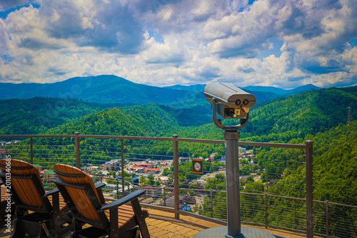 Fotografie coin-operated viewing telescopes with a view of the Smokey Mountains in downtown