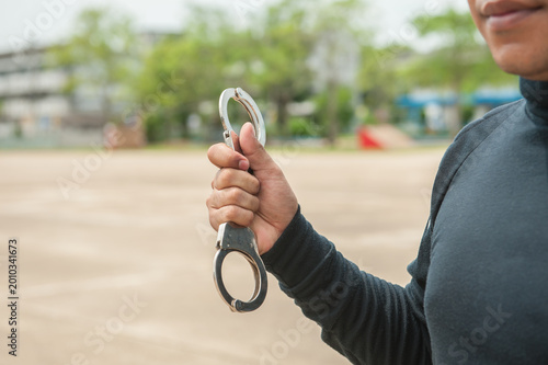Φωτογραφία Police demonstrate how to use handcuffs to restrain suspects or prisoners