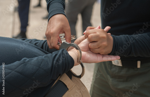 Canvas Print Police demonstrate how to use handcuffs to restrain suspects or prisoners