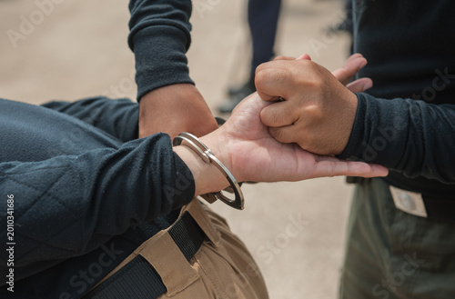Foto Police demonstrate how to use handcuffs to restrain suspects or prisoners