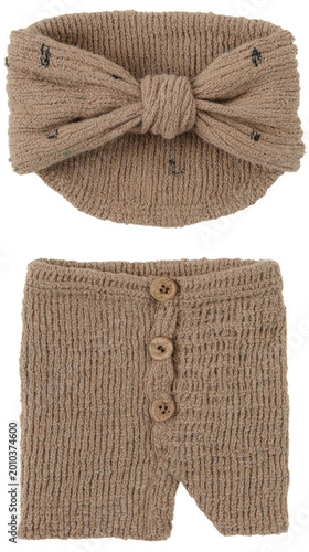 Knitted Baby Headband and Shorts Set. Soft beige knitted baby clothing set with bow headband and button shorts, ideal for newborn photography, nursery fashion, and cozy apparel.
