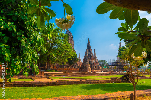 Billede på lærred Wat Chaiwatthanaram The Ayutthaya Historical Park is a popular place for tourists to come and visit wearing traditional Thai costumes