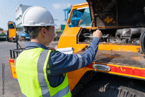 Konstfotografi Crane safety inspection engineer mechanic technician hardhat high visibility ves