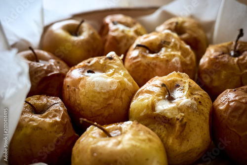 Photos Baked apples ready for dessert served in a kitchen setting on a warm afternoon w