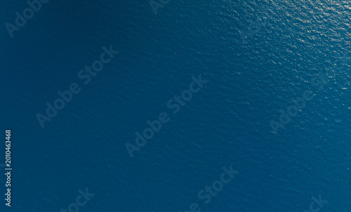 Fotografía Aerial view of deep blue ocean water with shimmering highlights