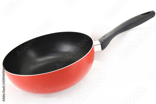 Foto Angled view of red frying pan with nonstick coating, suitable for modern kitchen