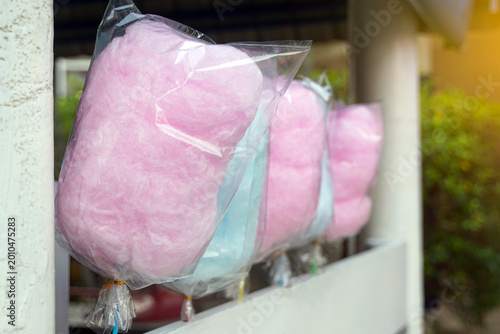 Cuadro en lienzo Sweet pink and blue cotton candy wrapped in clear plastic bags hanging for sale