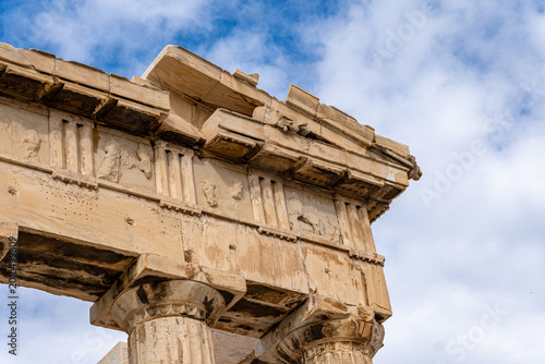 Konstfotografi A detailed architectural shot of the upper section of the Parthenon temple, showing the Doric metopes and triglyphs of the frieze