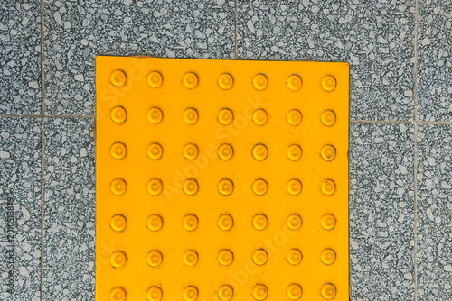 Εκτύπωση καμβά Yellow tactile paving for visually impaired guidance on public floor tiles