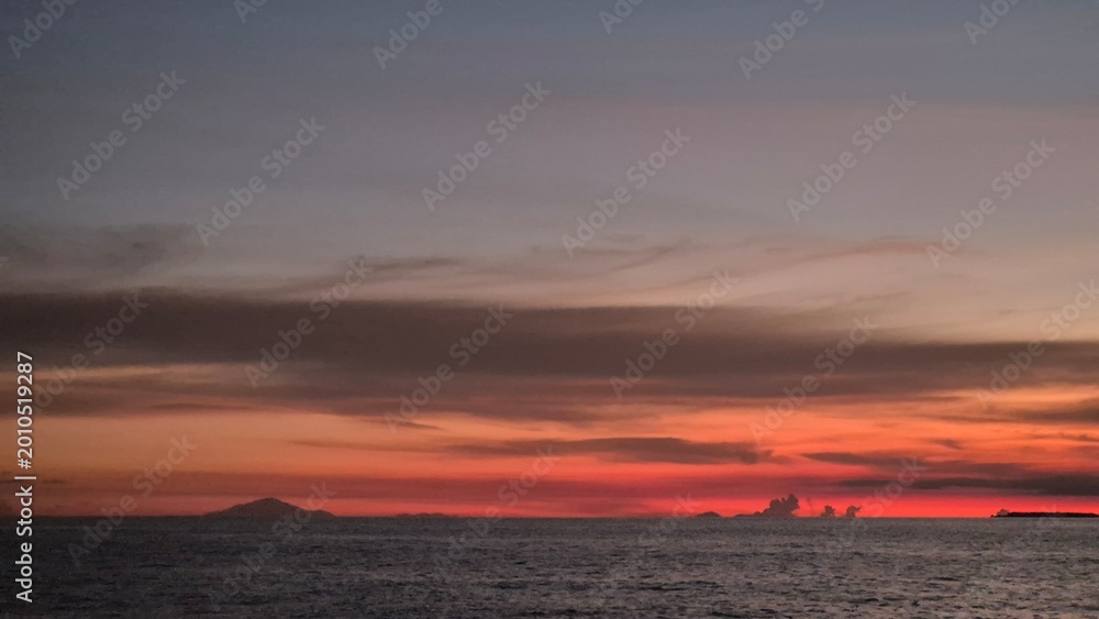 Fototapeta premium sunrise over the sea