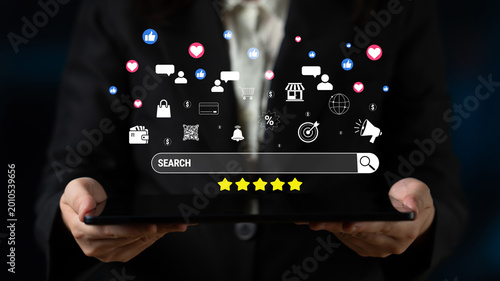 Fotografía Digital Marketing Icons and Search Bar Display on Tablet with Social Media Symbols Representing Online Engagement and Business Growth Quark
