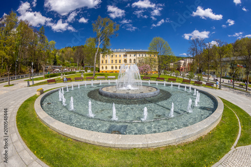 Quadro su tela Fontanna w centrum Krynicy.