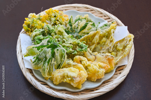 Fotografie 季節の山菜と真鱈の天ぷら盛り合わせ